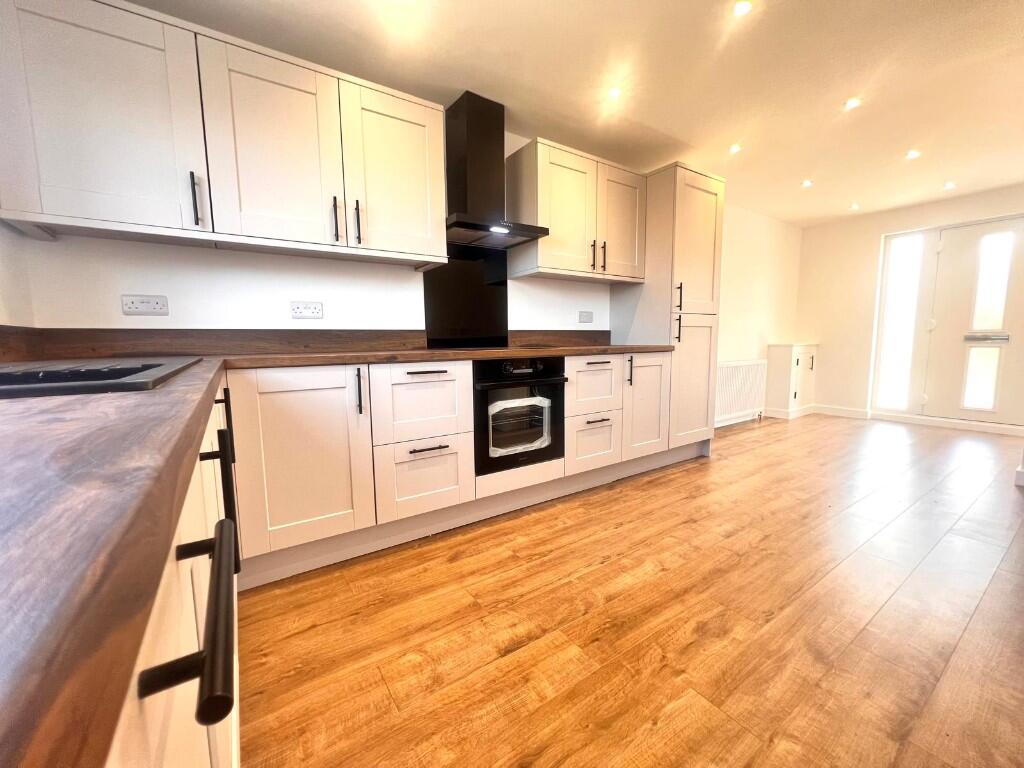 FITTED KITCHEN 