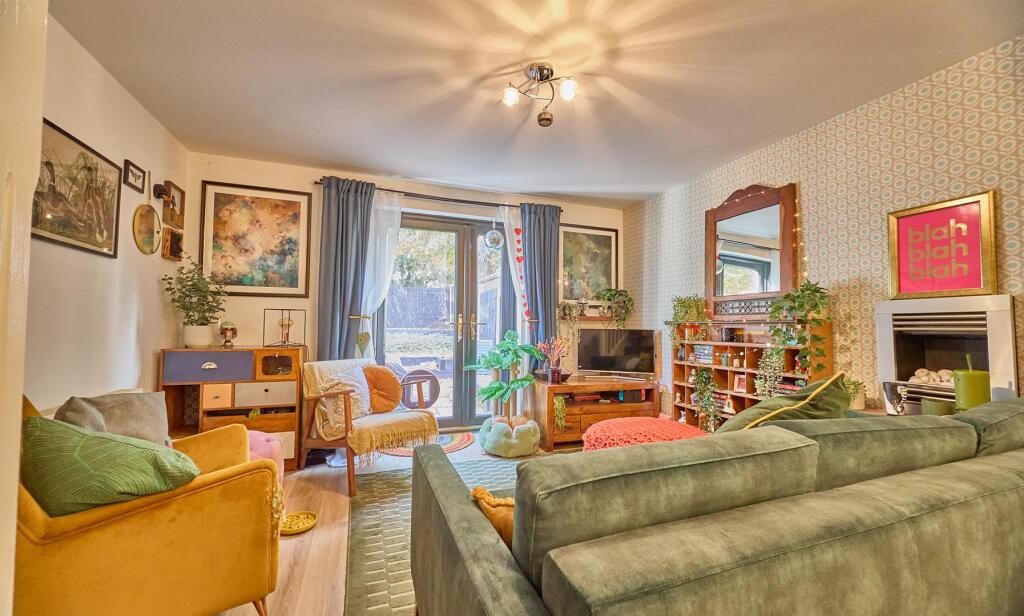 Lounge diner to rear