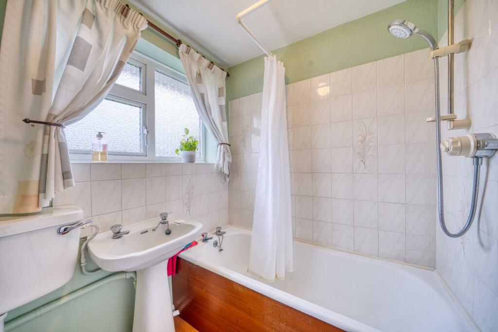 13 - family bathroom.jpeg
