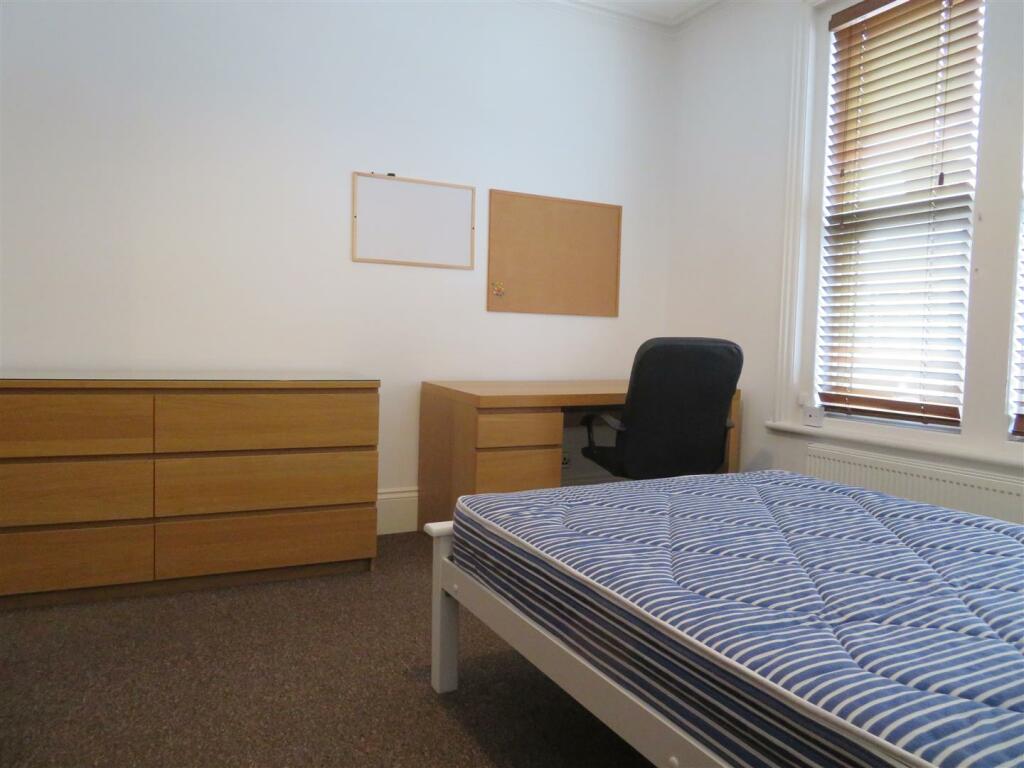103 Manners Bed3.JPG