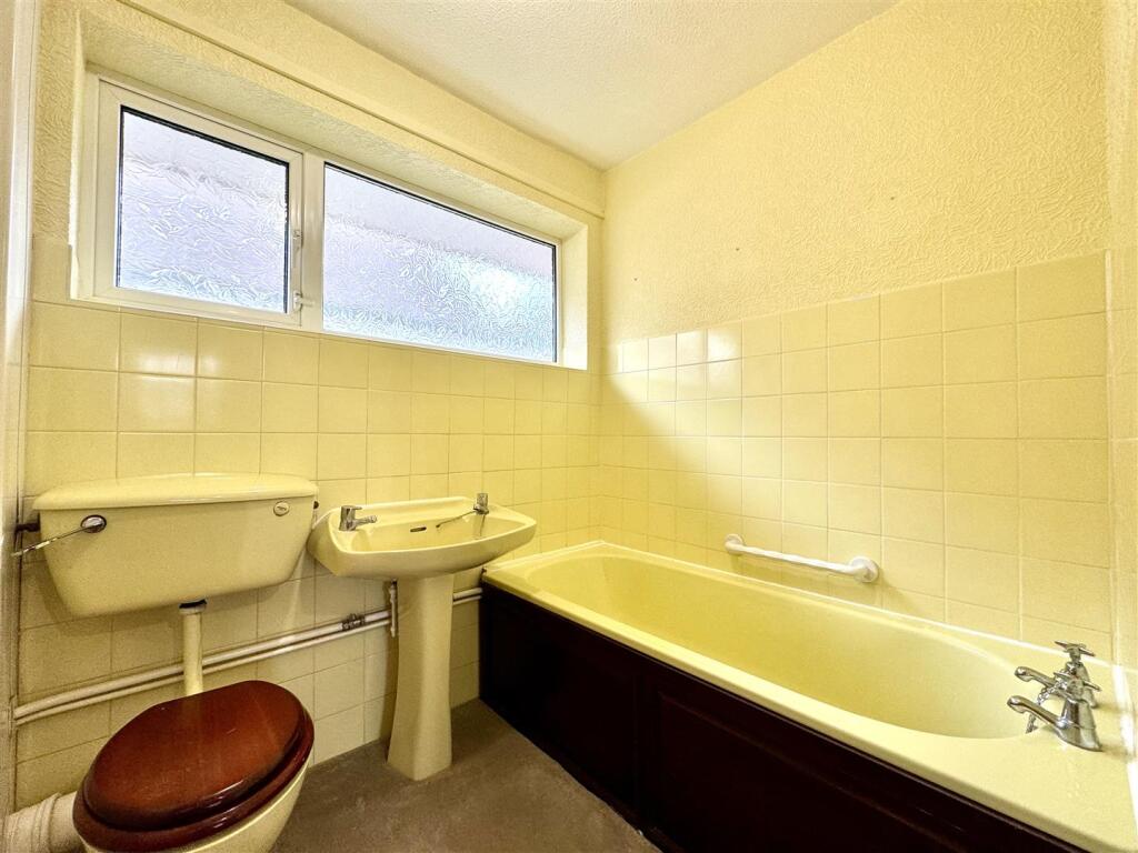 FAMILY BATHROOM