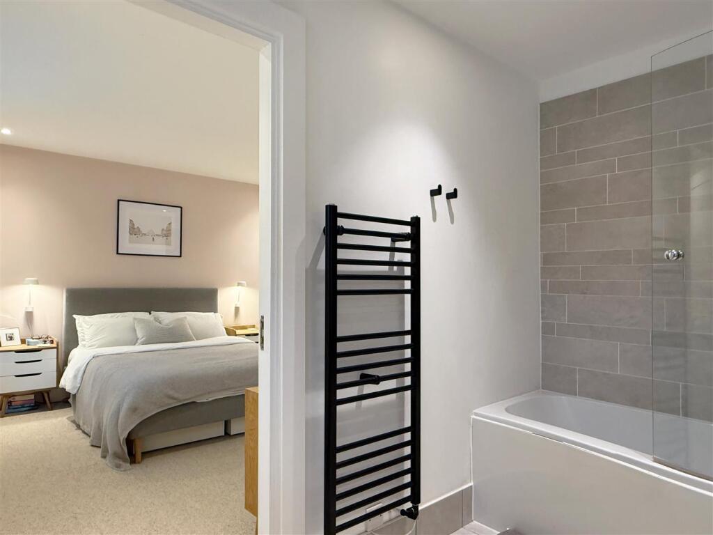 25. Ensuite-Image-2.jpg