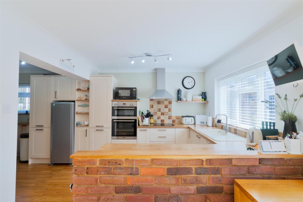 Kitchen - Breakfast Room..jpg