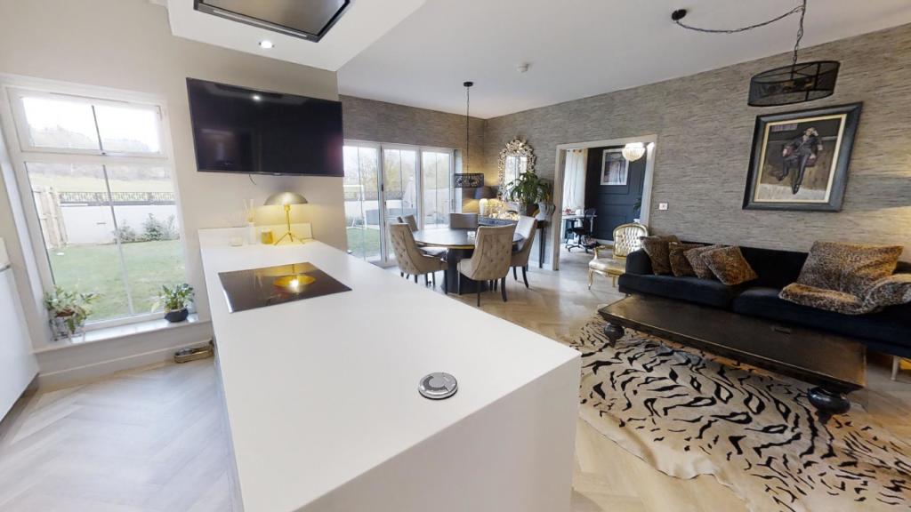 HomeDaze-Presents-Singleton-Drive-M25-5-BED-MODERN