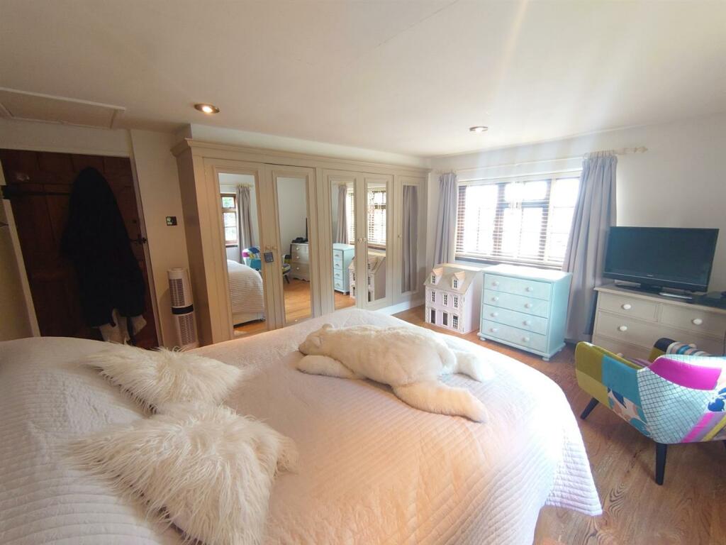 Bedroom 3b.JPG