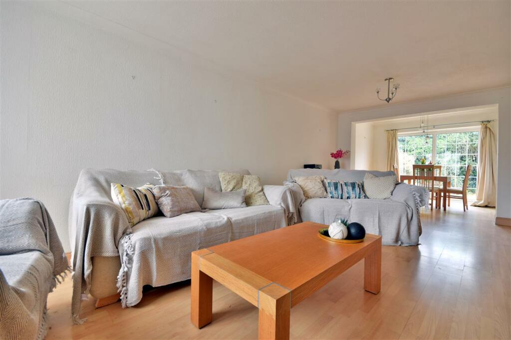 LOUNGE / DINING ROOM
