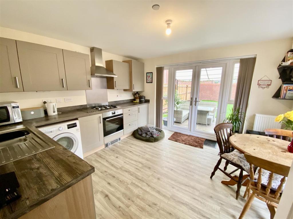 KITCHEN/DINING ROOM