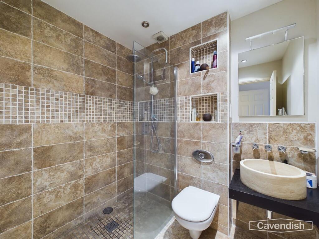 EN-SUITE SHOWER ROOM