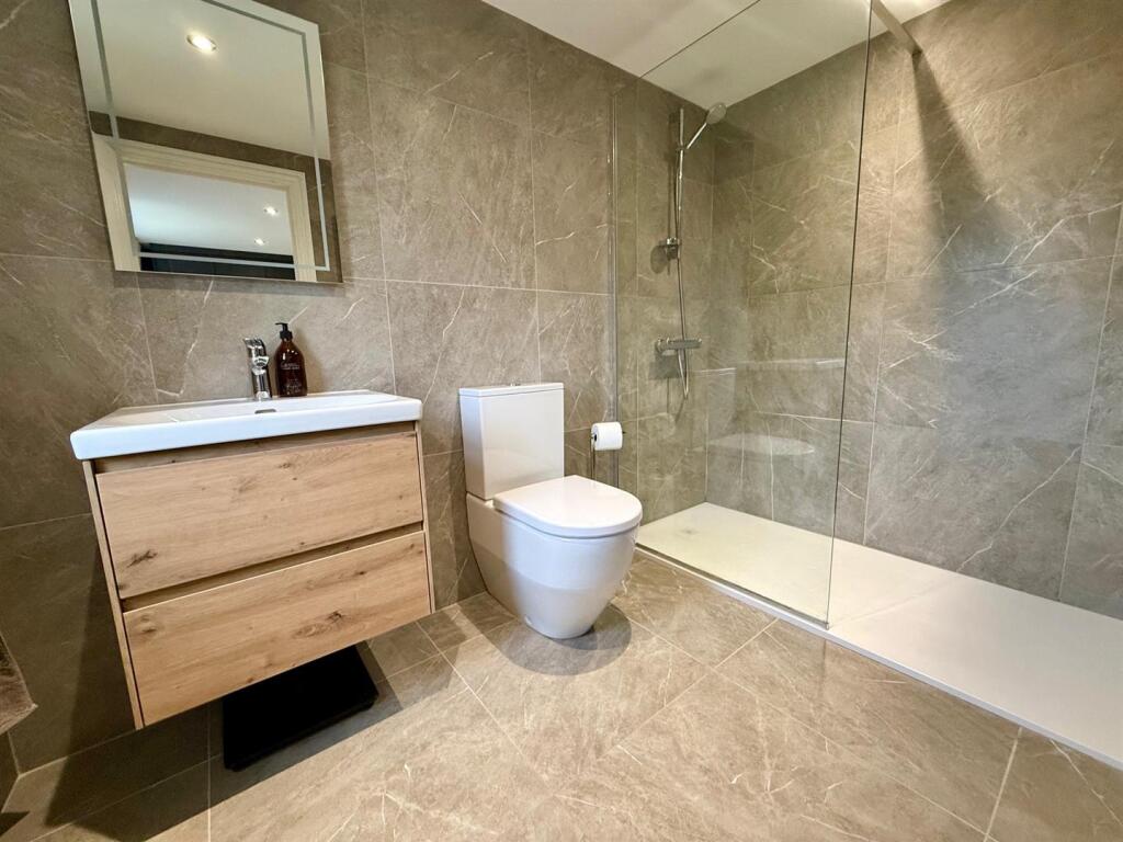 WR131 EnSuite.jpg