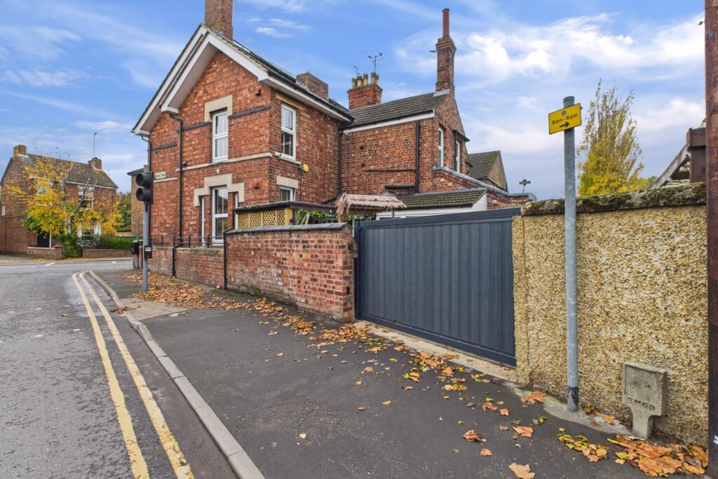 EweMove Spalding - Pinchbeck Rd - Driveway 