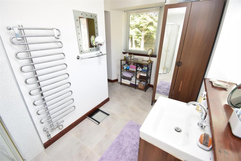 EN-SUITE SHOWER ROOM (2).JPG