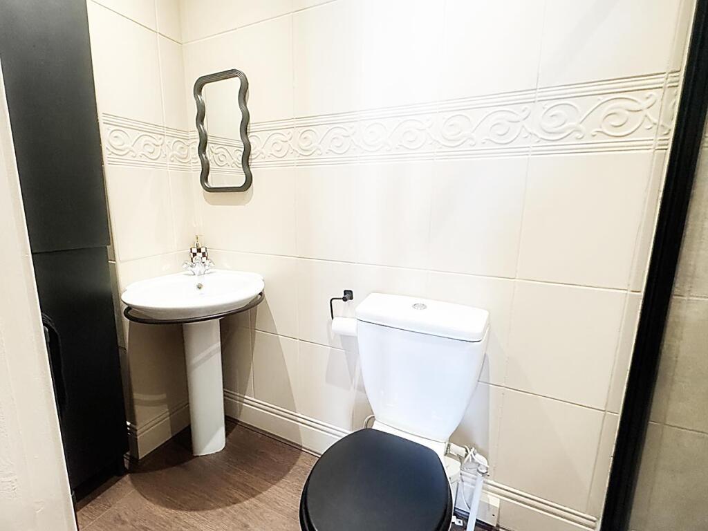 EN-SUITE SHOWER ROOM