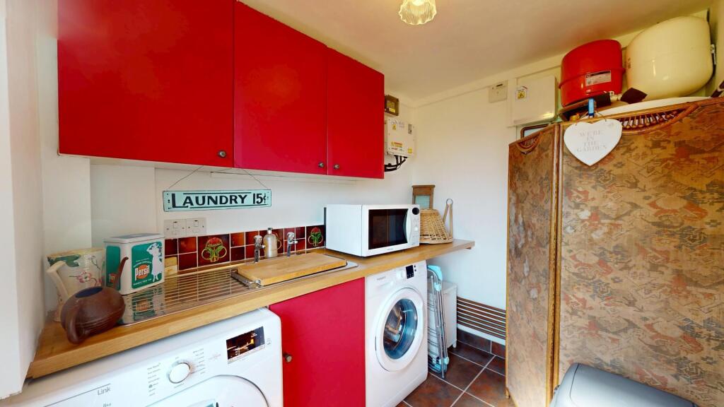 SIDE HALL/UTILITY