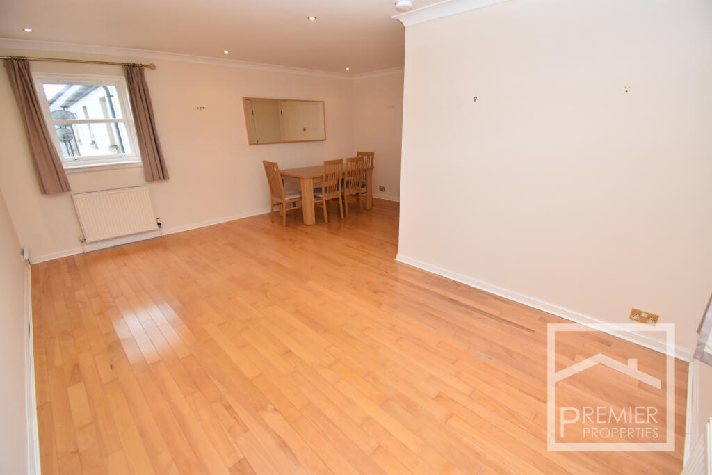 Lounge/Dining Area