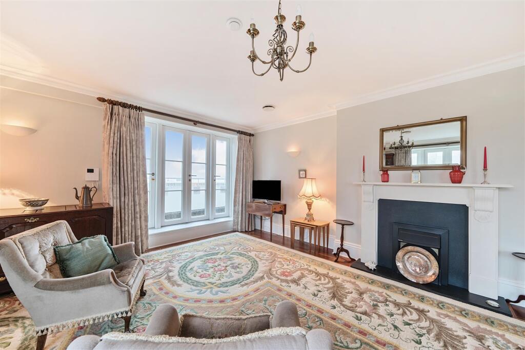 Sitting/dining room