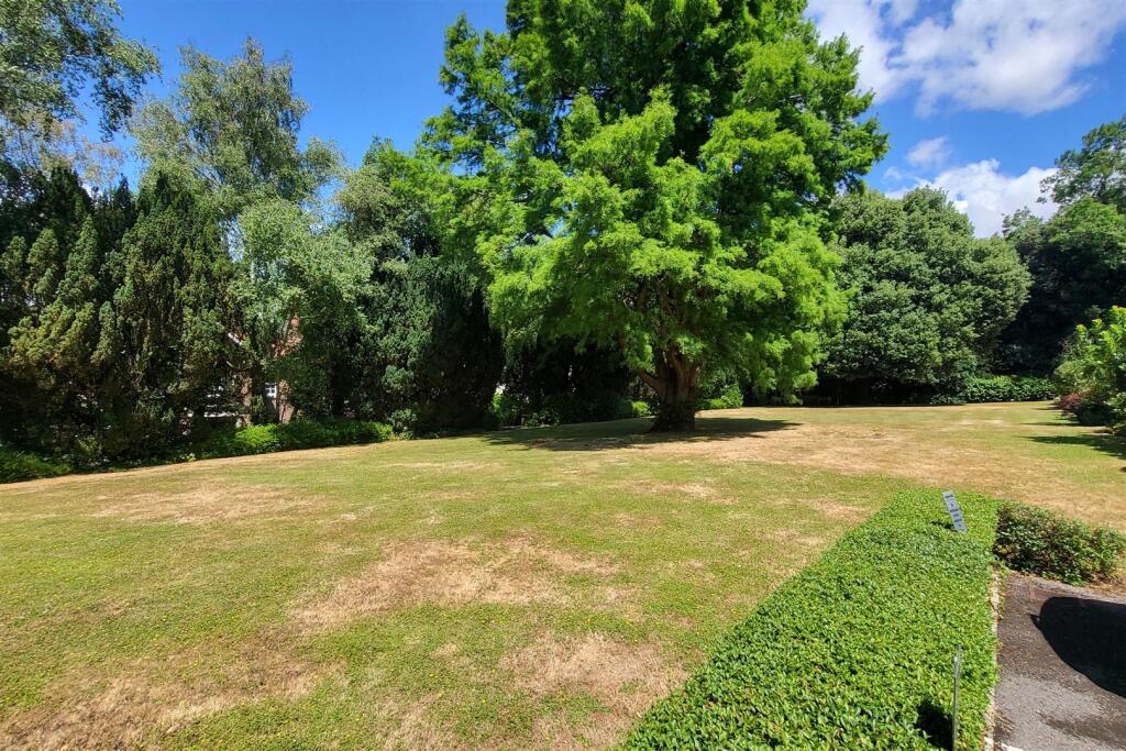 COMMUNAL LANDSCAPED GARDENS