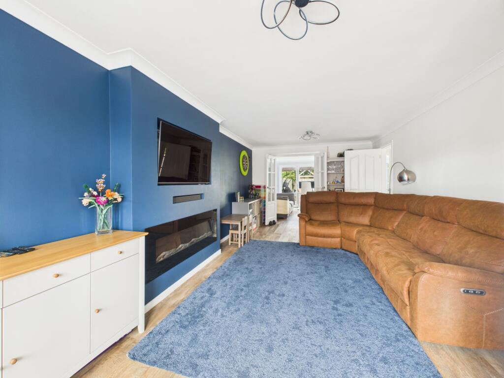 7. CAM04922G0-PR0050-STILL006