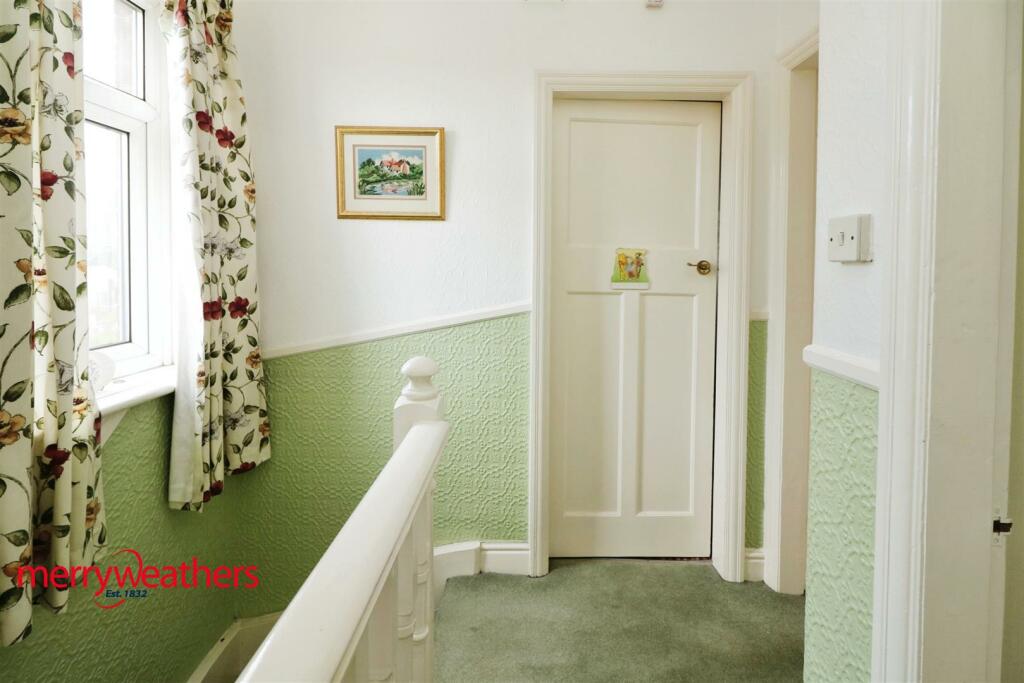 FIRST FLOOR LANDING