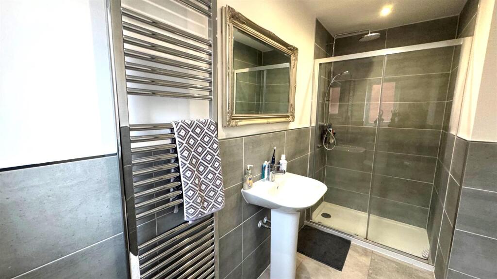 Bedroom 2 Ensuite.jpg