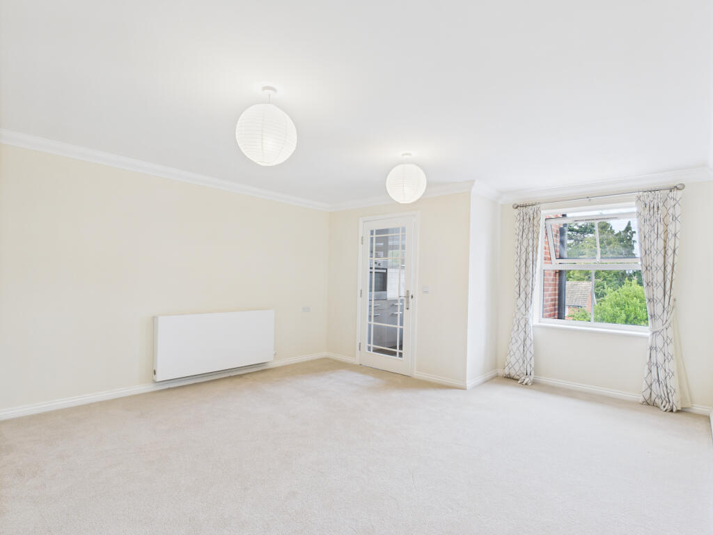 CAM01354G0-PR0561-STILL005