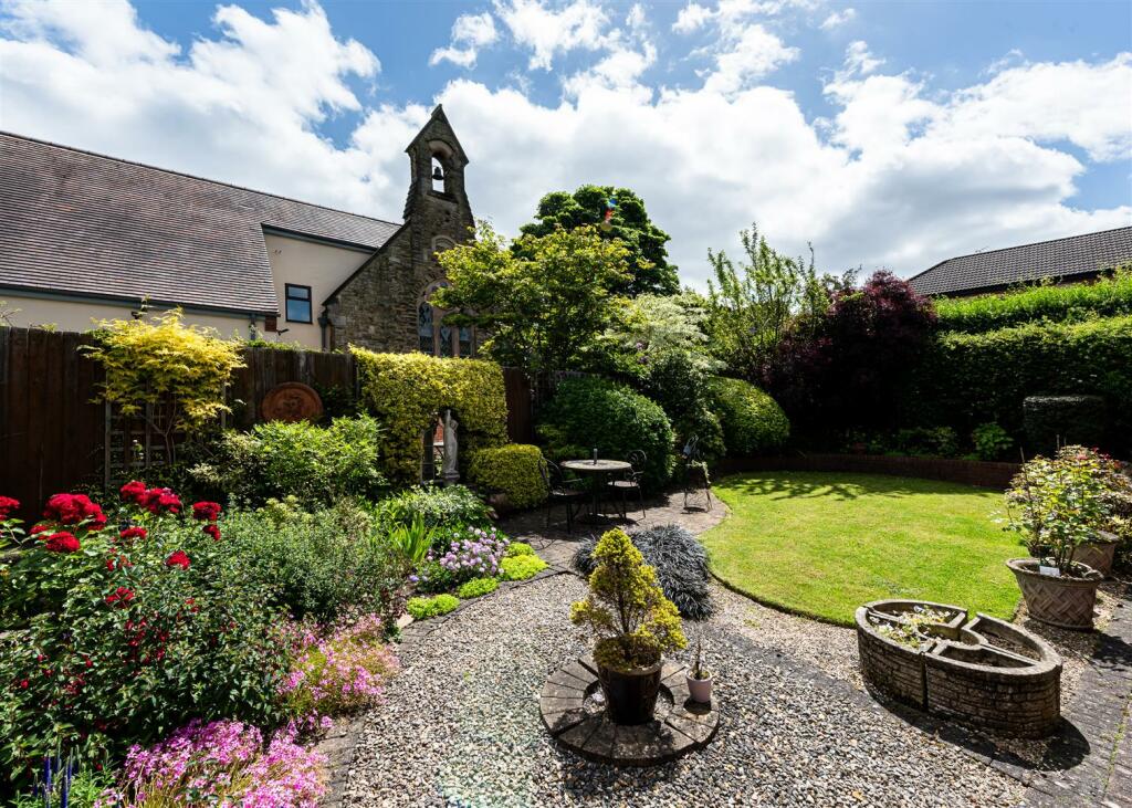 Holly Trees Lodge-Garden2.jpg