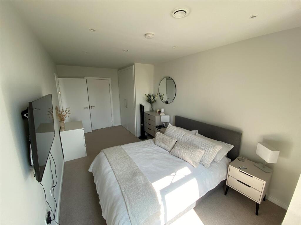 bed1.jpg