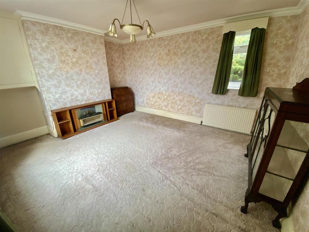 Bramleys Estate Agents - Meadow Bank Crescent - Mi