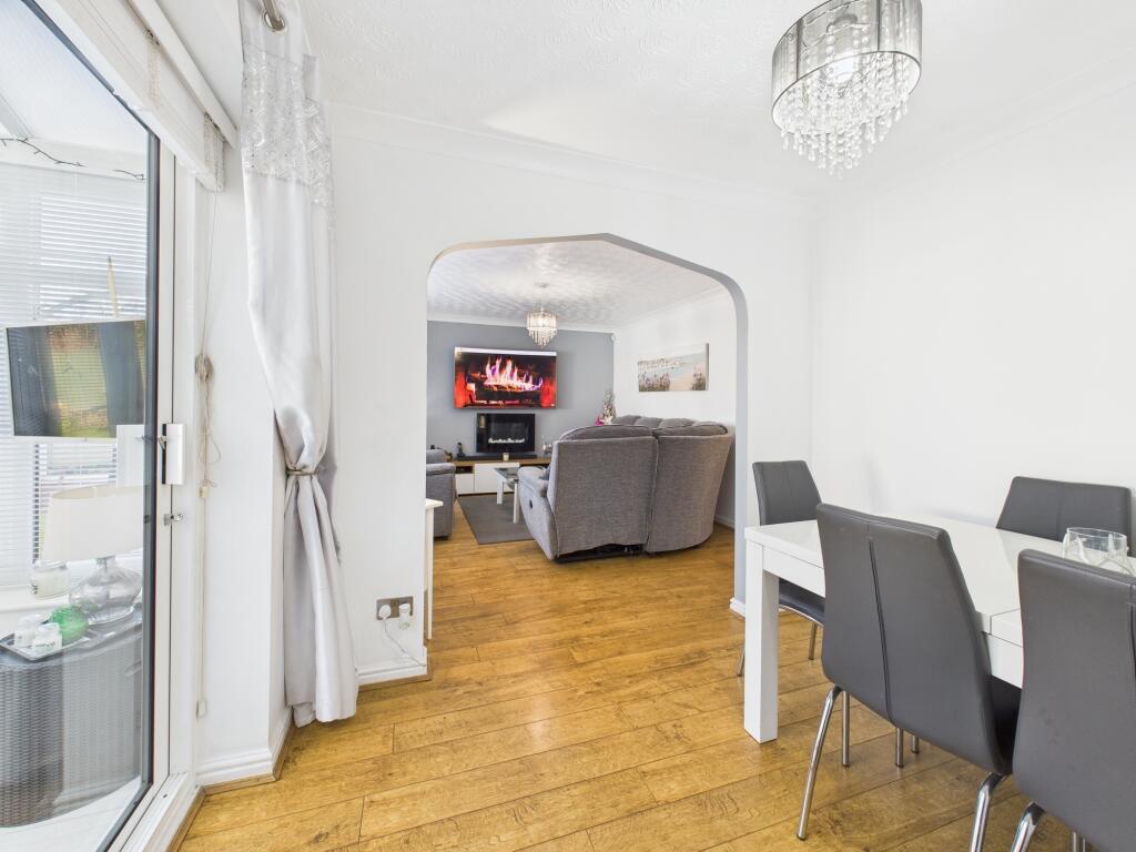 CAM05192G0-PR0013-STILL006[1]