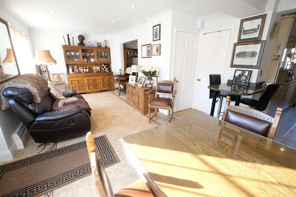 SITTING/DINING ROOM