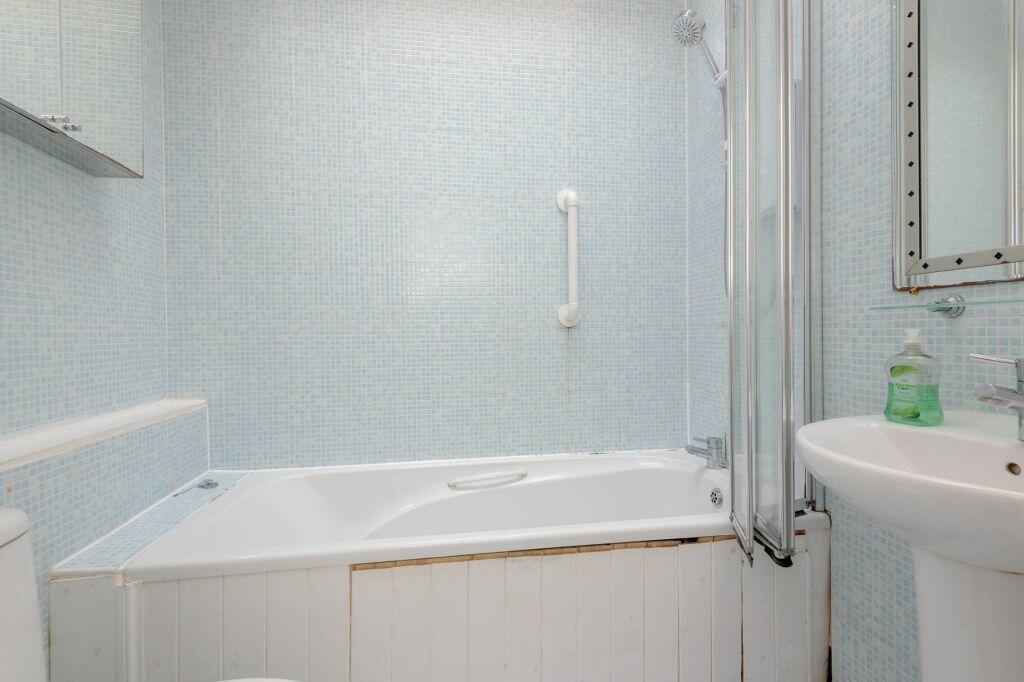 9. Bathroom.jpeg