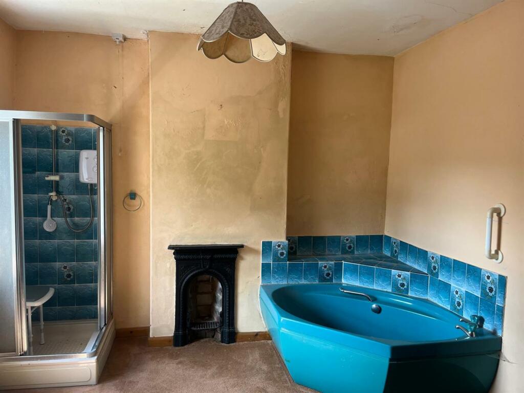 BATHROOM/WC