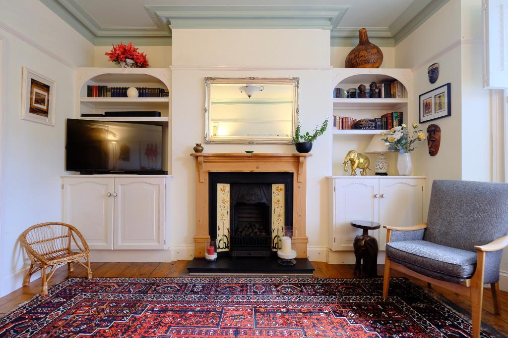 Sitting room with alcoves