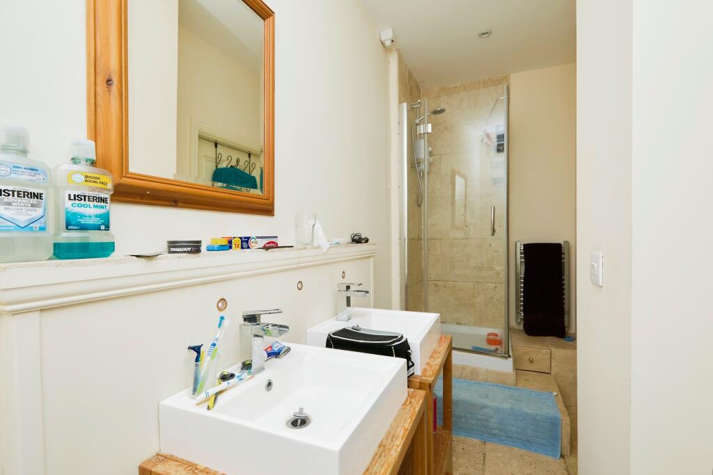 Jack &amp; Jill Ensuite