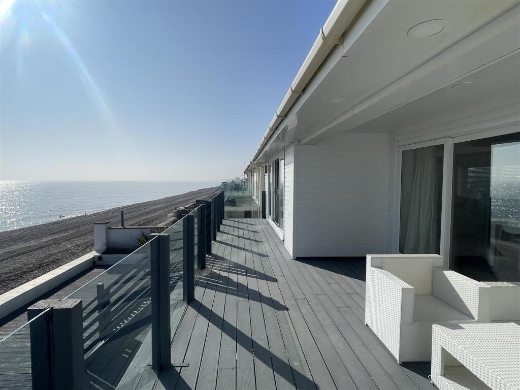 Keelan sun deck 1.JPG