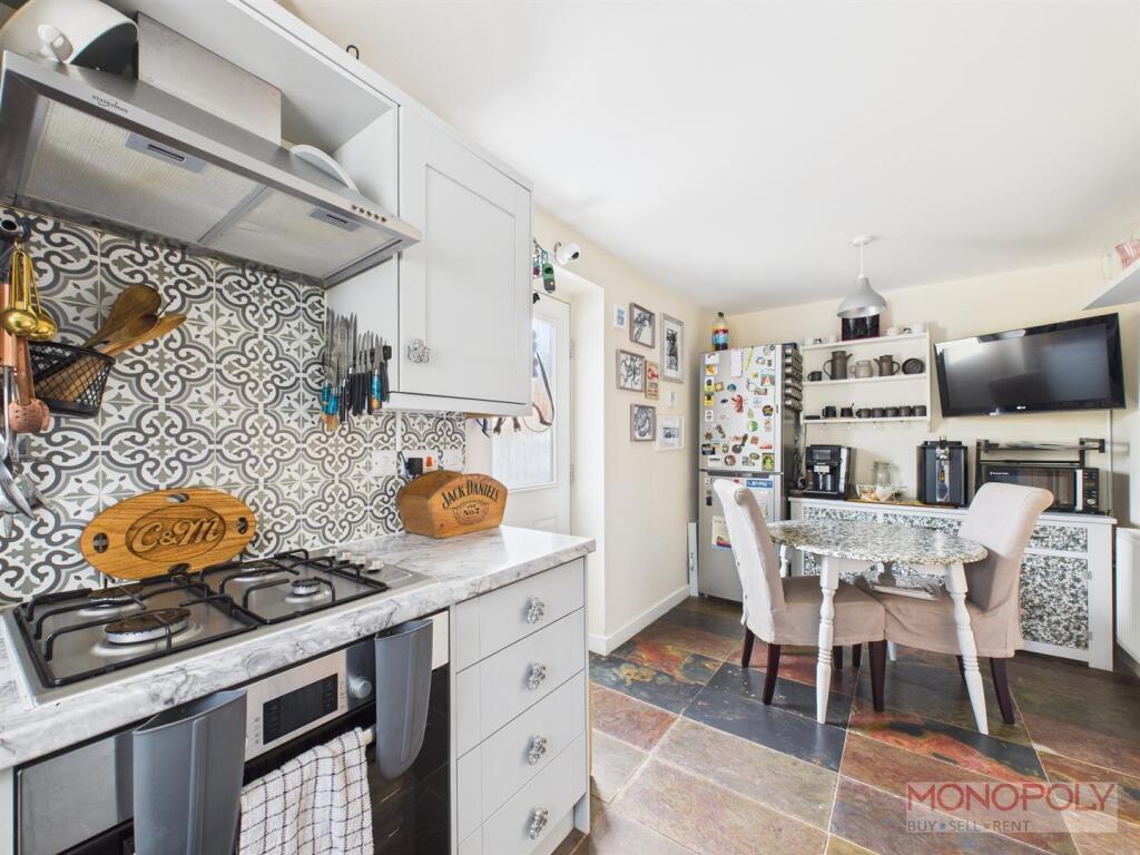 KITCHEN/ DINING ROOM