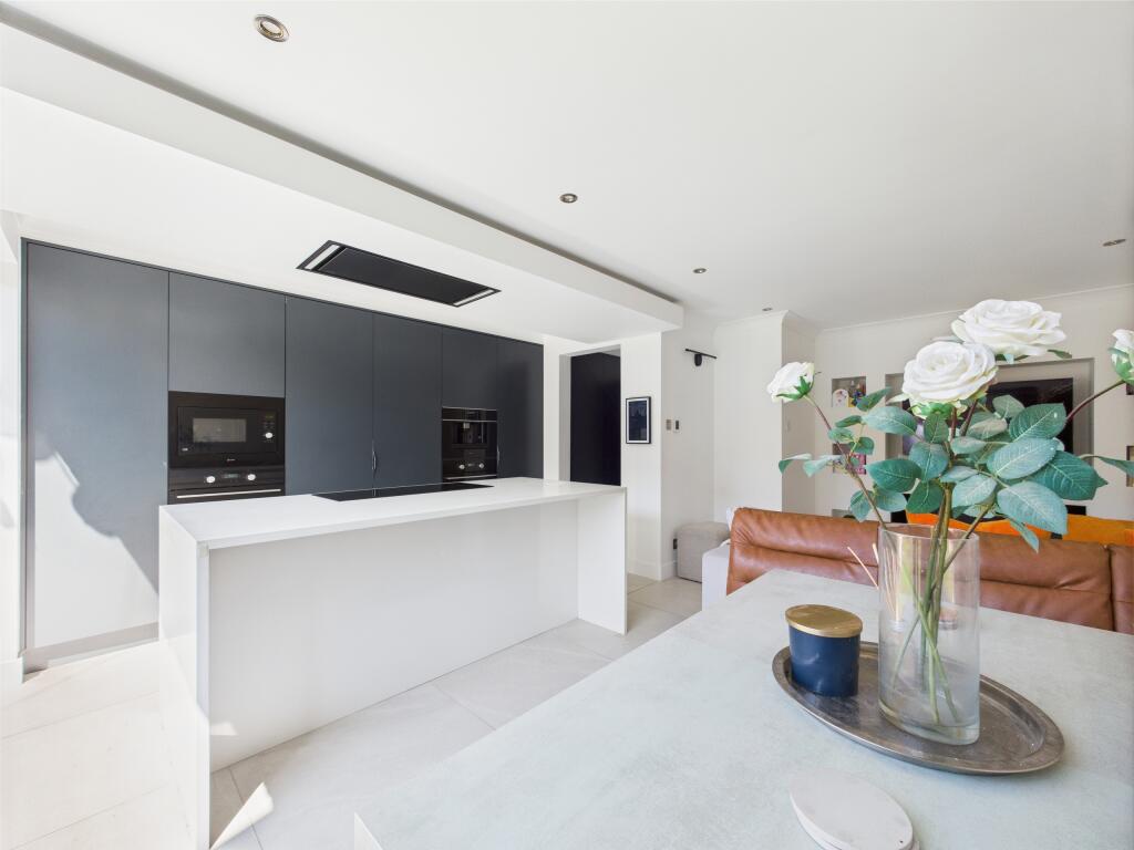 CAM01354G0-PR0508-STILL007