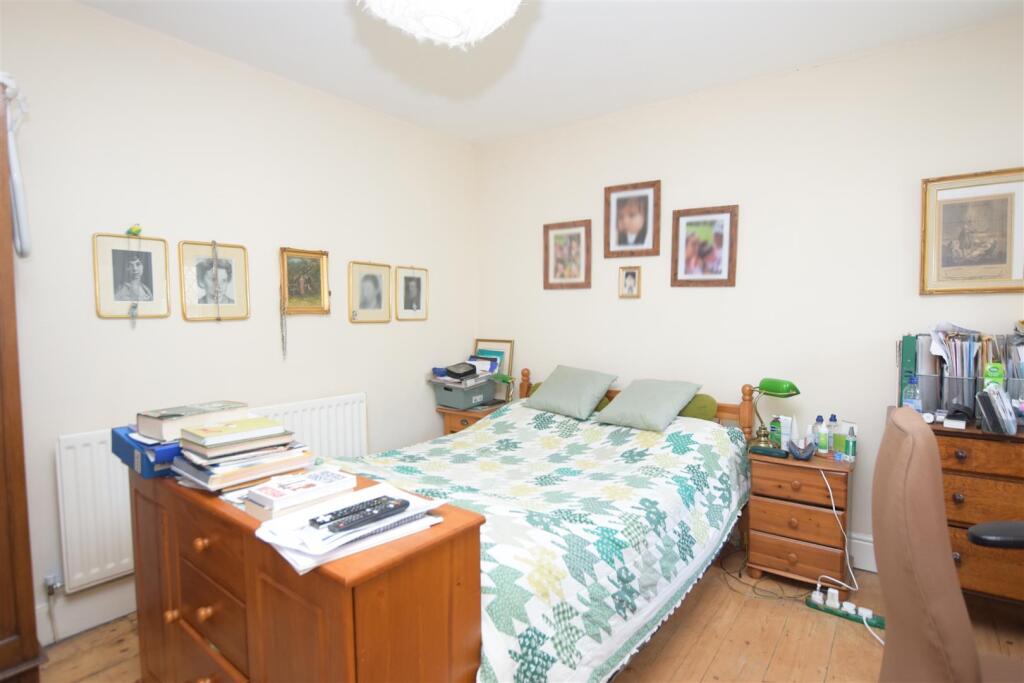 Bedroom 1 V2.JPG