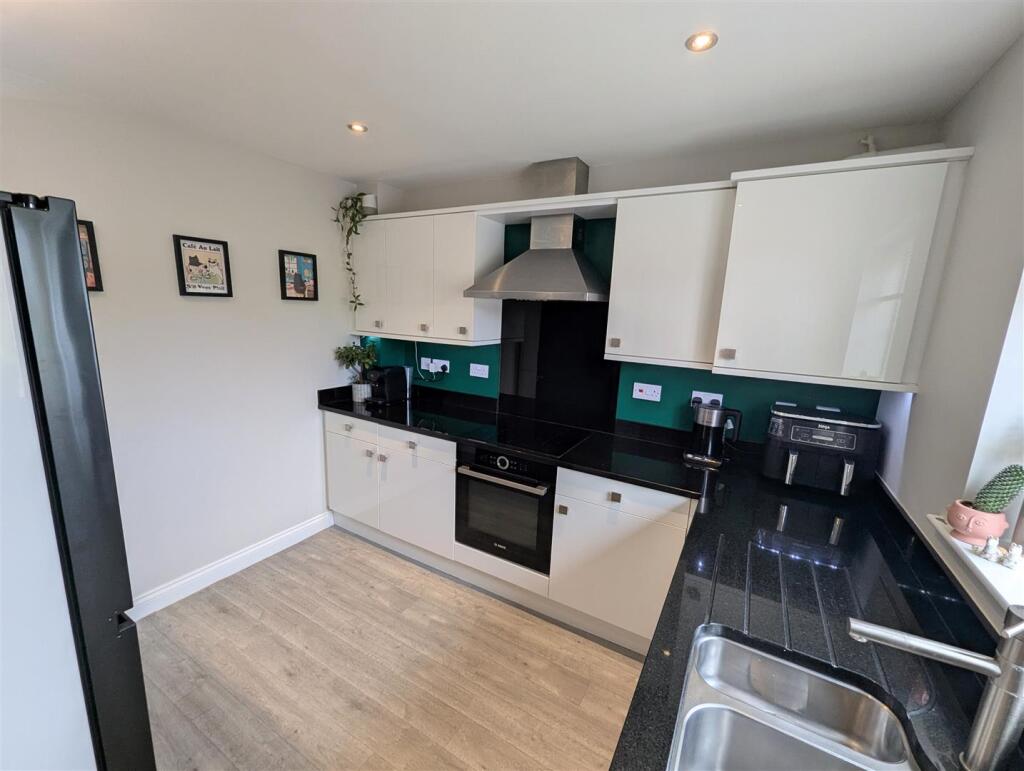 Kitchen 1.jpg
