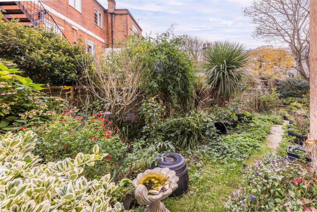 Flat 2, Corvill Court, Worthing -18.jpg