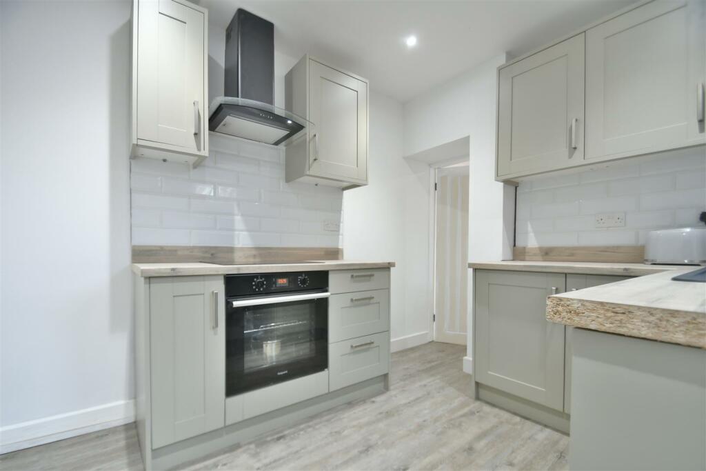 Kitchen 2.JPG