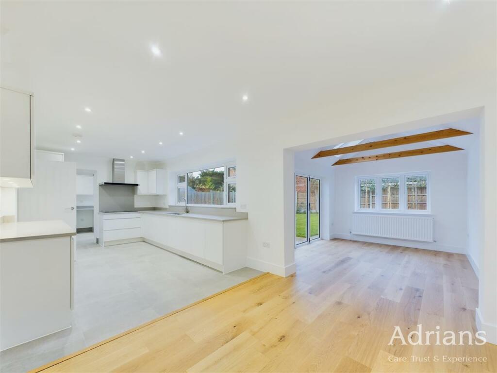 KITCHEN / DINING