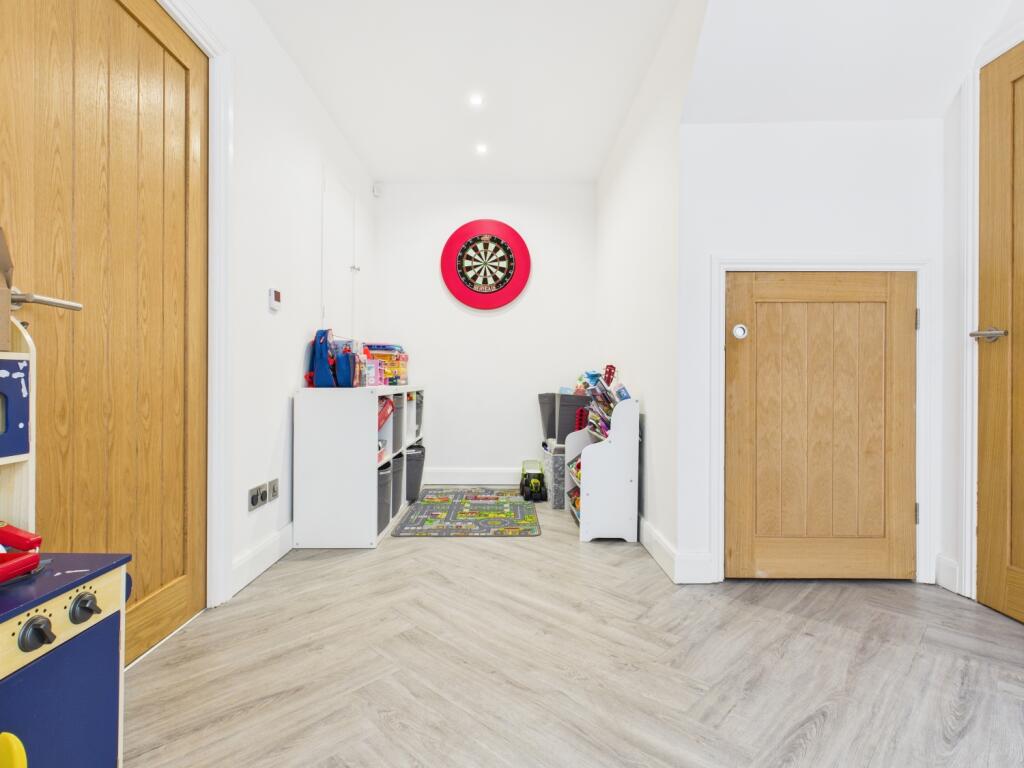 CAM03729G0-PR0090-STILL014