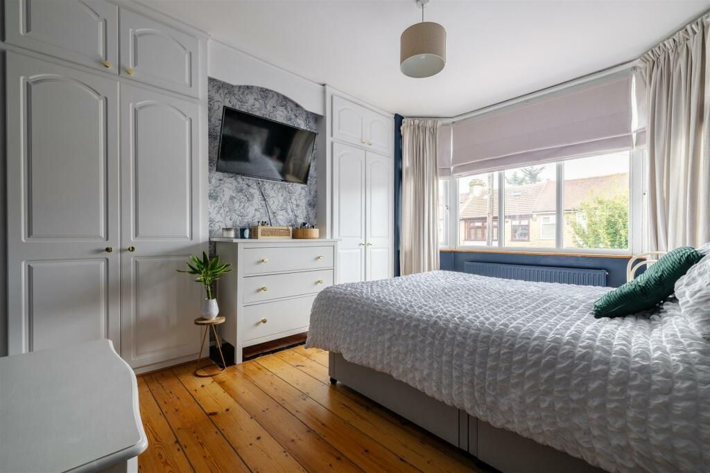 Thornwood Close, E18