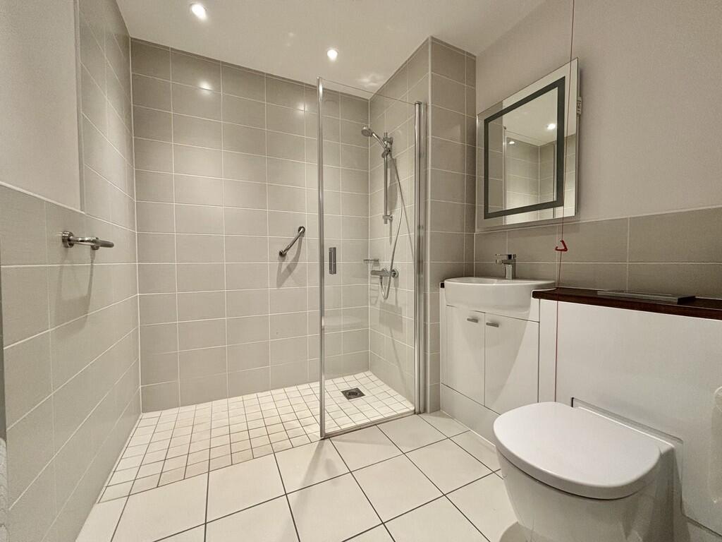 Ensuite to bedroo...