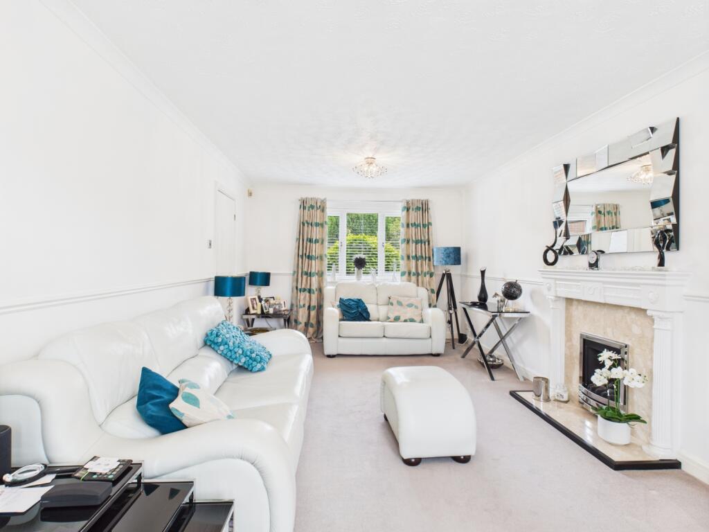 CAM03729G0-PR0056-STILL029