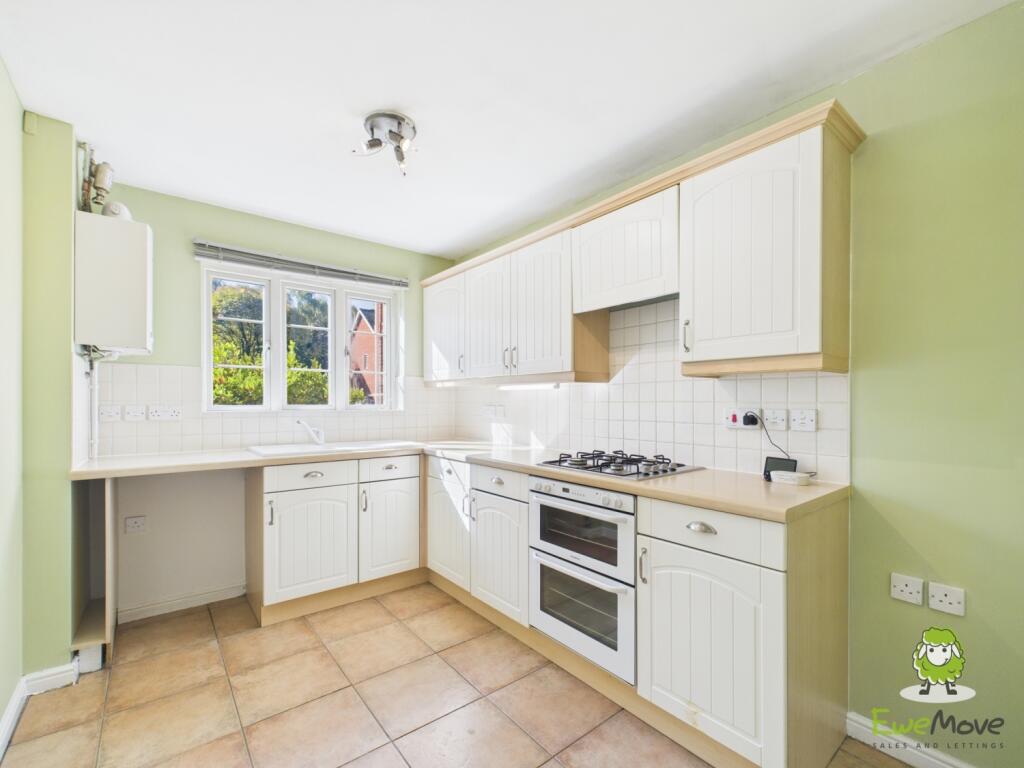 EweMove Basingstoke Highpath Way Kitchen