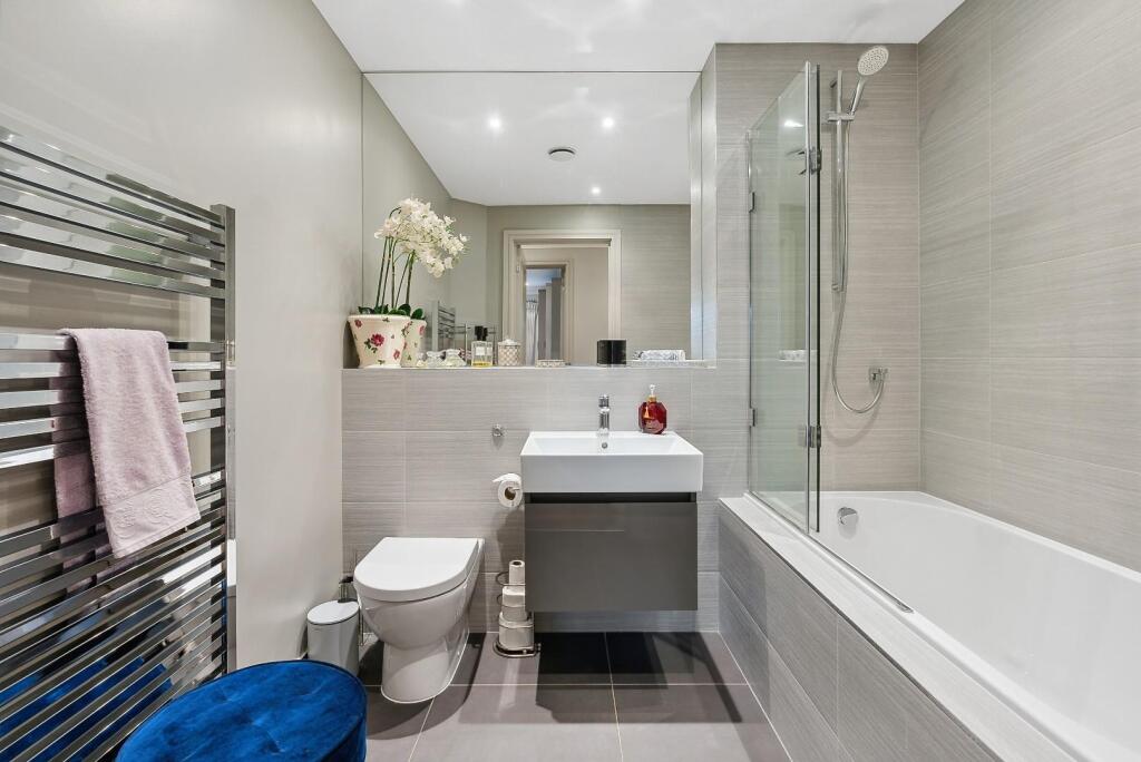 main bathroom.jpeg