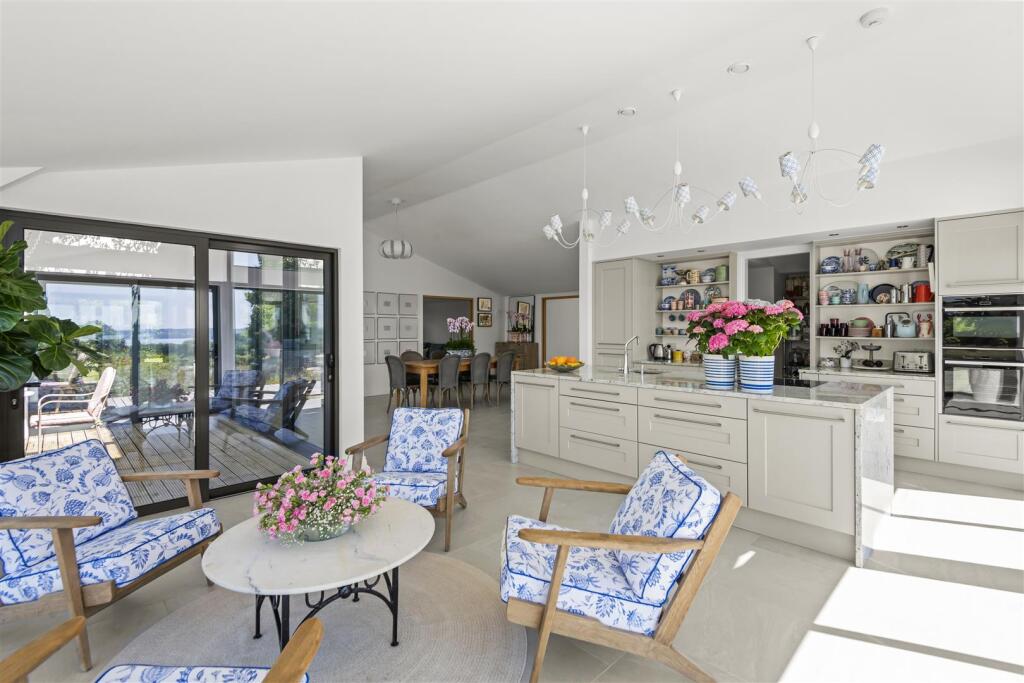 Sun Lounge and Kichen