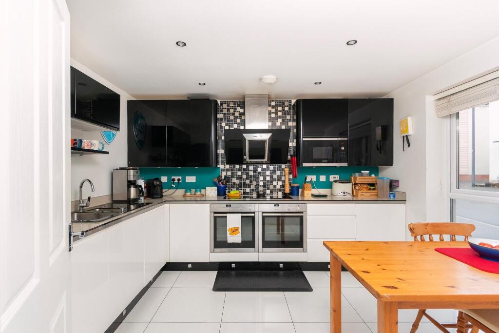 2G8CWCV - Kitchen E.jpg