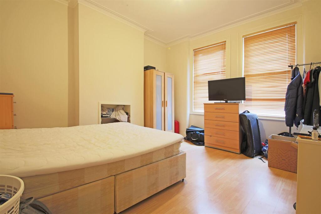 27 Hoyle Road bedroom 1.jpg